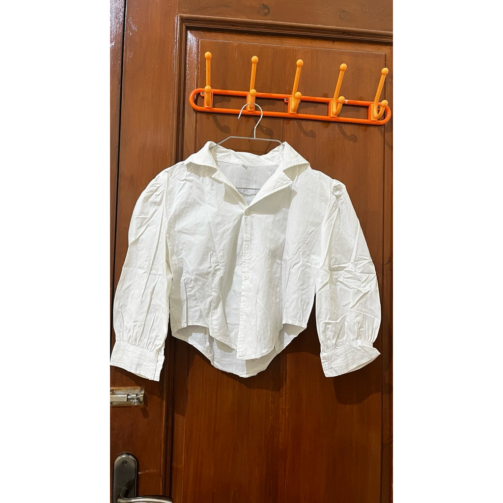 kemeja crop putih