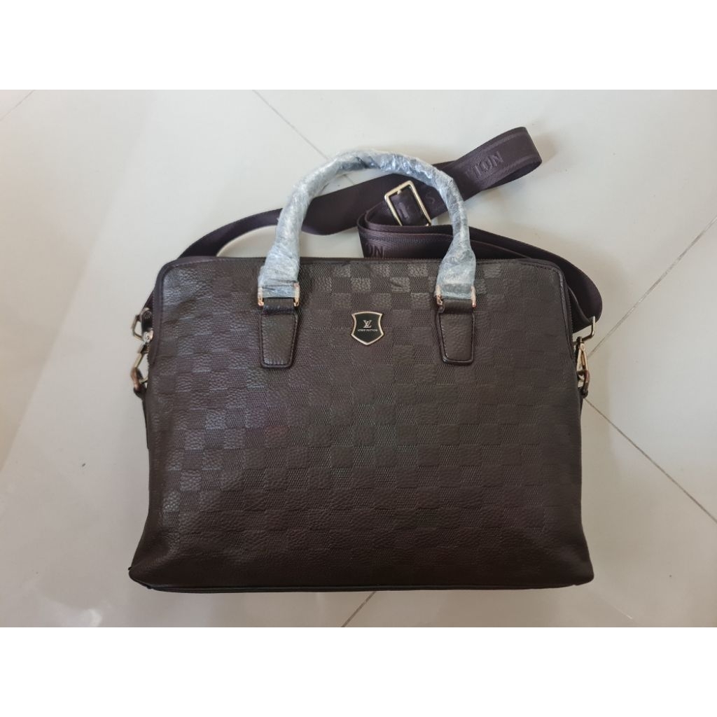 215. Tas Kerja Laptop Office Messenger Bag Unisex Louis Vuitton Maroon Burgundy Two Zipper Model Man