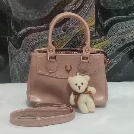 Tas wanita pink lucu dengab boneka beruang kecil minimalis elegan cocok untuk harian