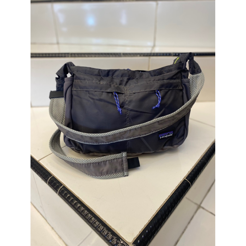 GRATIS ONGKIR Tas Selempang Patagonia Lightweight Travel Courier - Messenger Bag Laki dan Perempuan