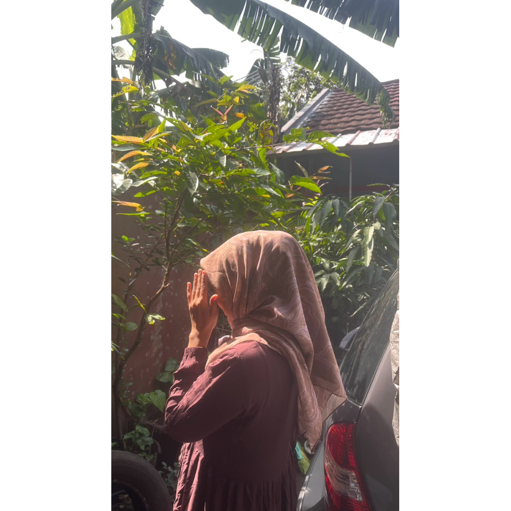 Preloved Hijab Segi empat Kamiidea coklat