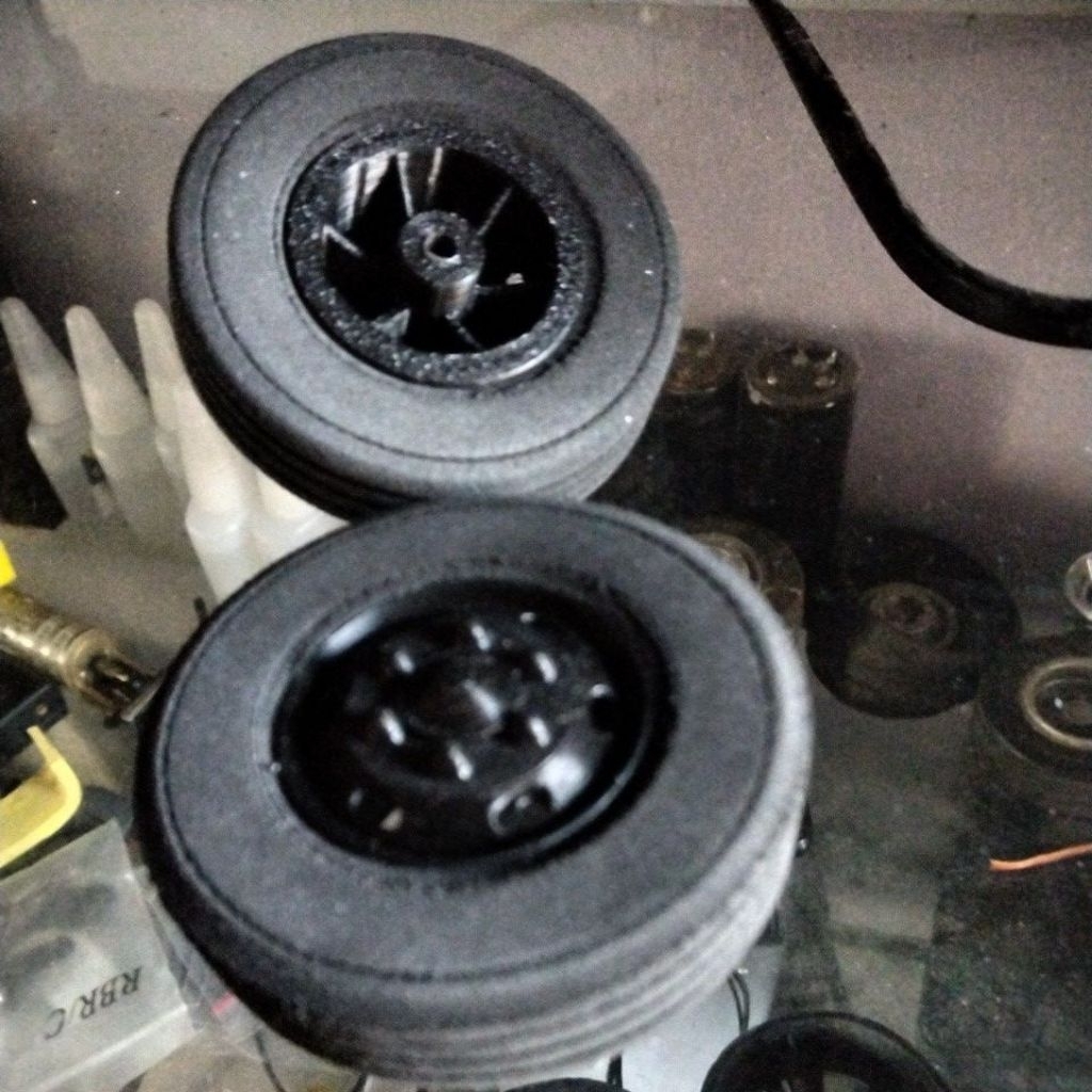 BAN VELG TRUK PLASTIK