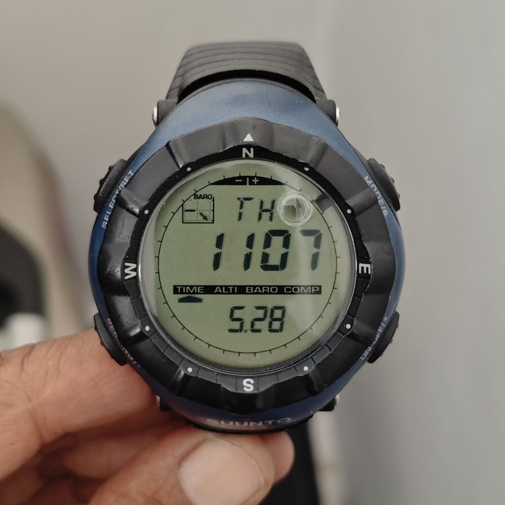 SUUNTO VECTOR BLUE ALTIMETER BAROMETER COMPASS