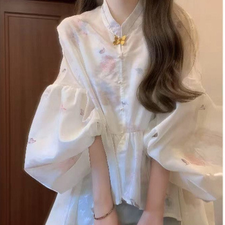 Mode Vogue Setelan dua potong elegan dan lembut berupa atasan cardigan longgar dan rok biru.