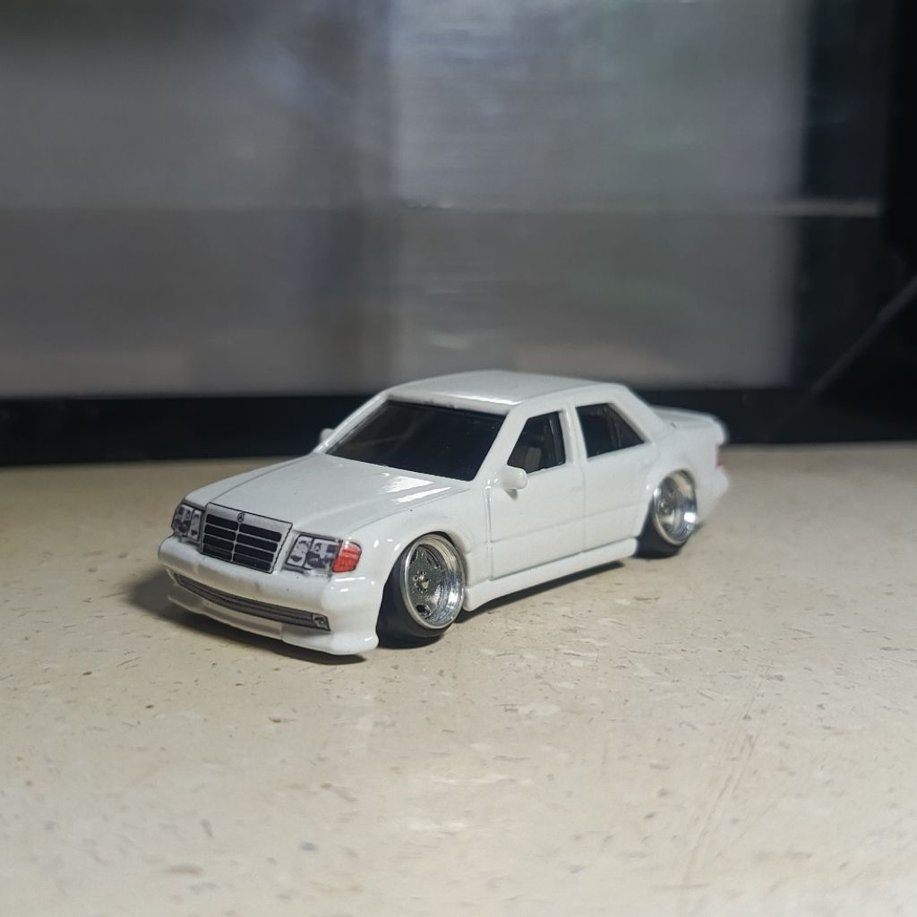 Hotwheels Mercedes Benz 500 E Custom Slammed