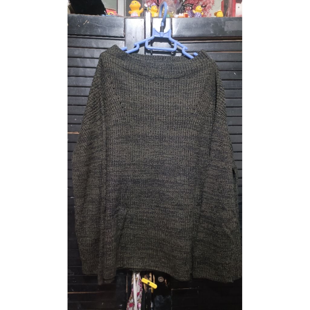 GU Sweater Hitam