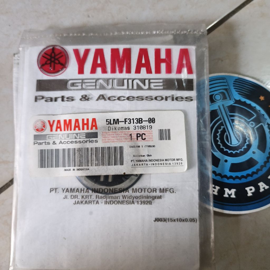 5LM-F313B-00 Emblem Logo Panel Dasi Dada Depan Yamaha Jupiter Lama 105 CC Jupiter Z Old CW 110 CC Or