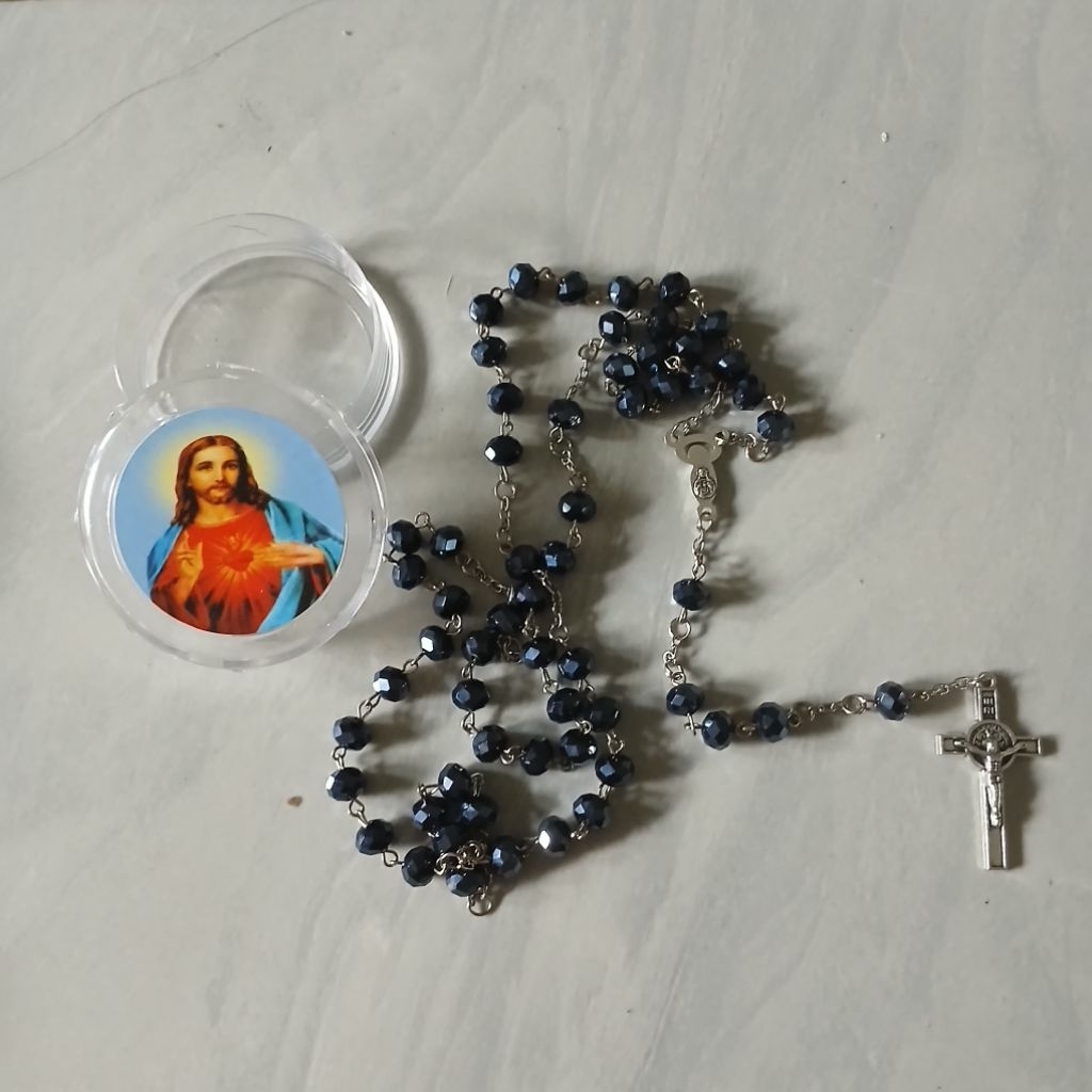 Rosario kristal hitam Salib Benediktus
