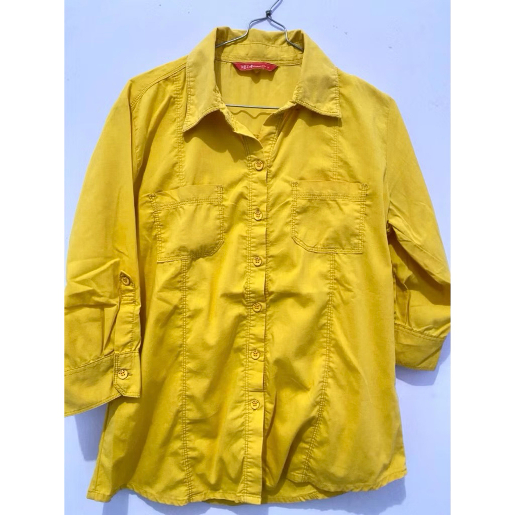 Kemeja Mustard Red Up Matahari – Atasan Kerja Wanita LD 100