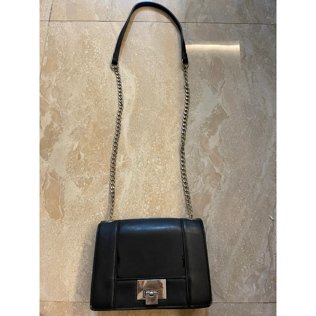 Shoulder Bag Hitam Stradivarius