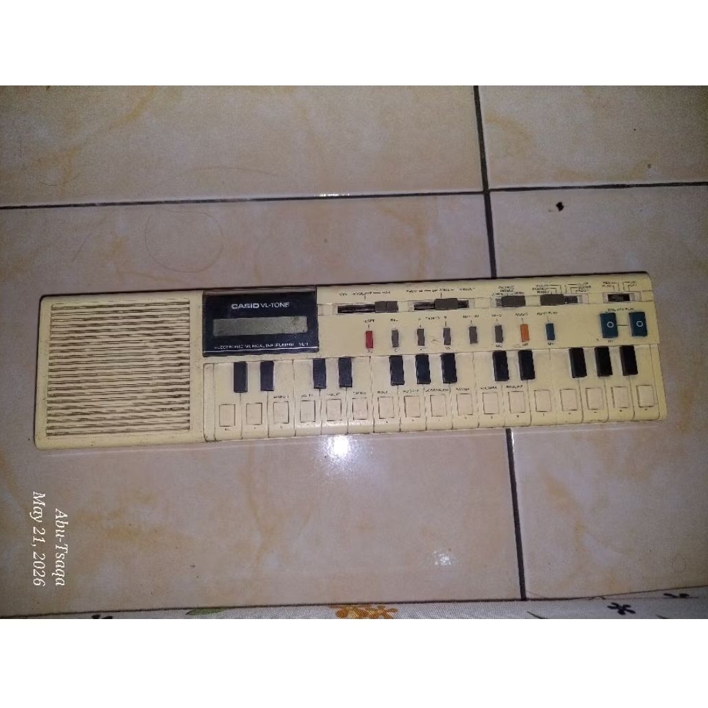 Casio VL-Tone VL-1 electronic musical instrument and synthesizer 1980s