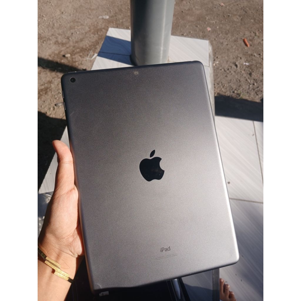 IPAD GEN 8 storage 128GB free case