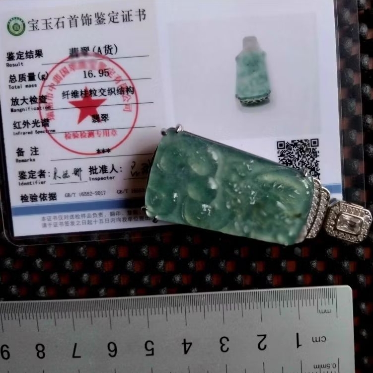 liontin giok naga