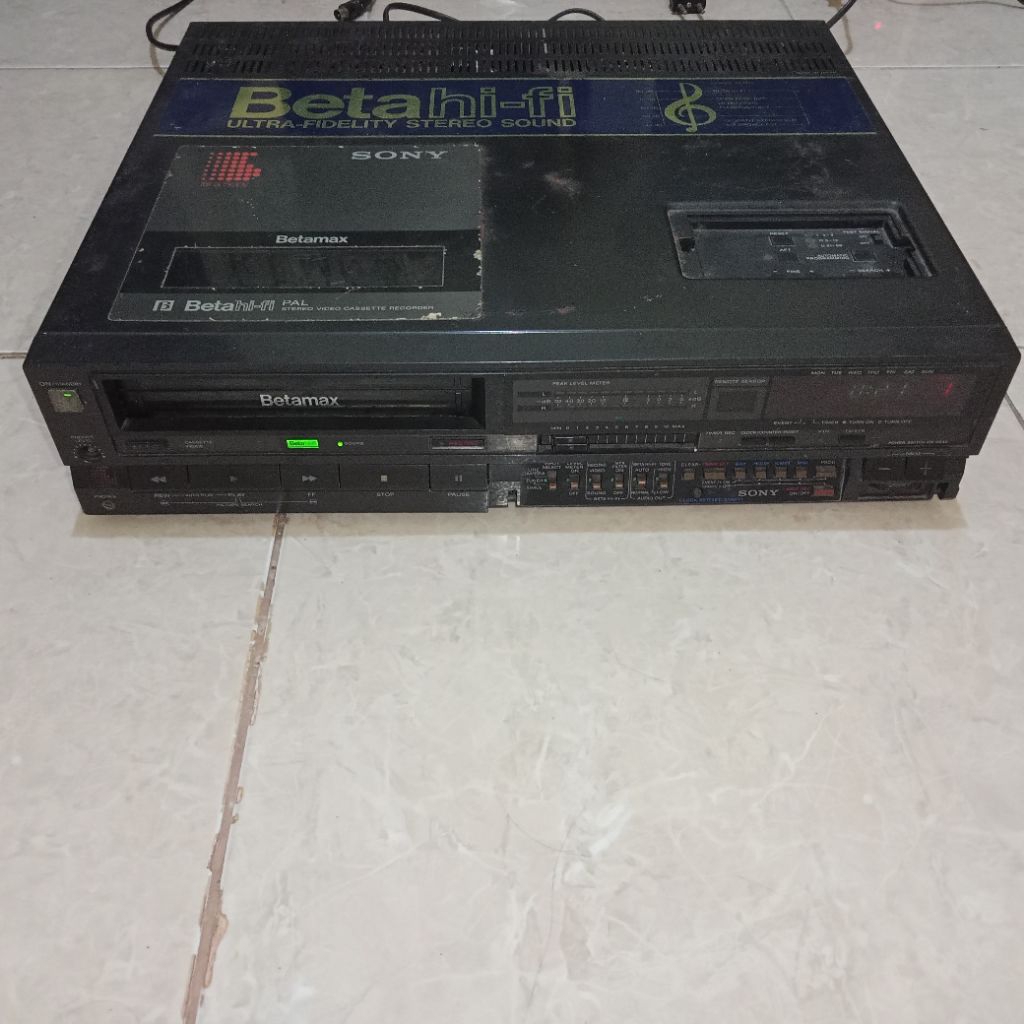 Sony Betamax SL-HF100E Video Cassette Recorder
