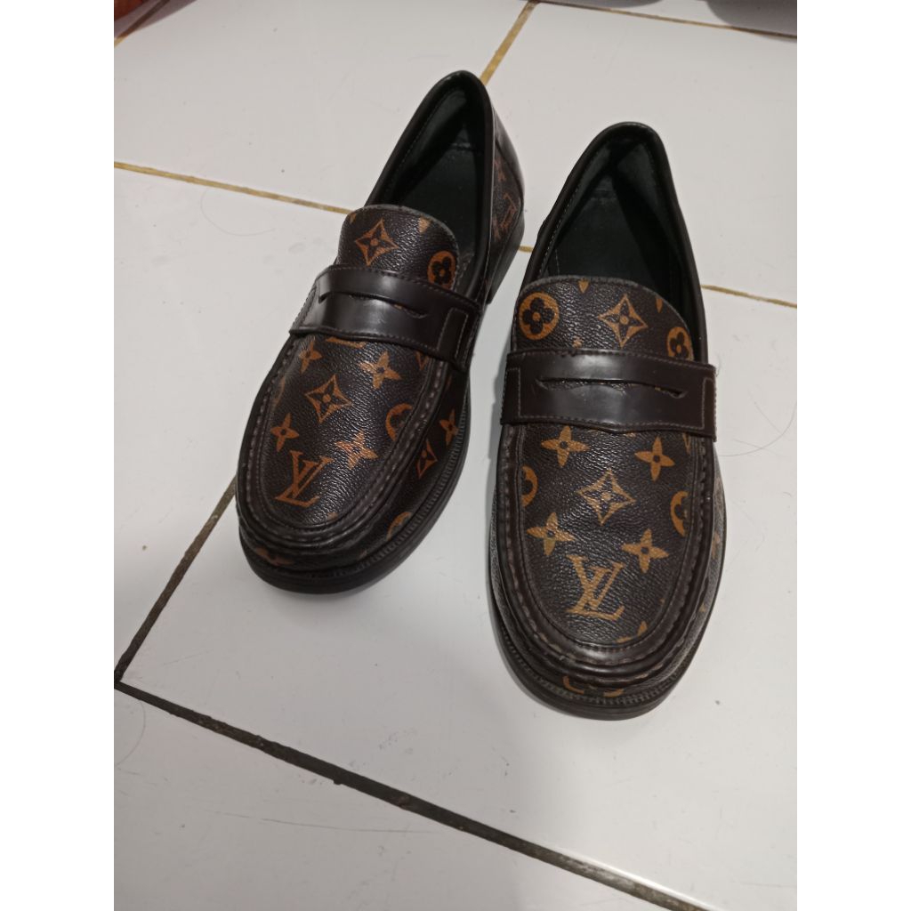 SEPATU LOUIS VUITTON SECOND SZ42