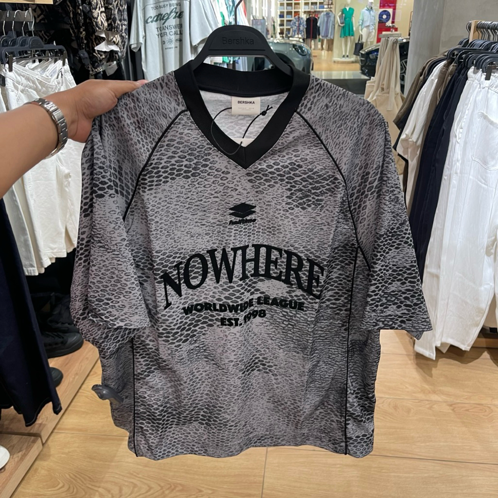 Kaus T-shirt Jersey BERSHKA MEN Jastip (jasa titip)