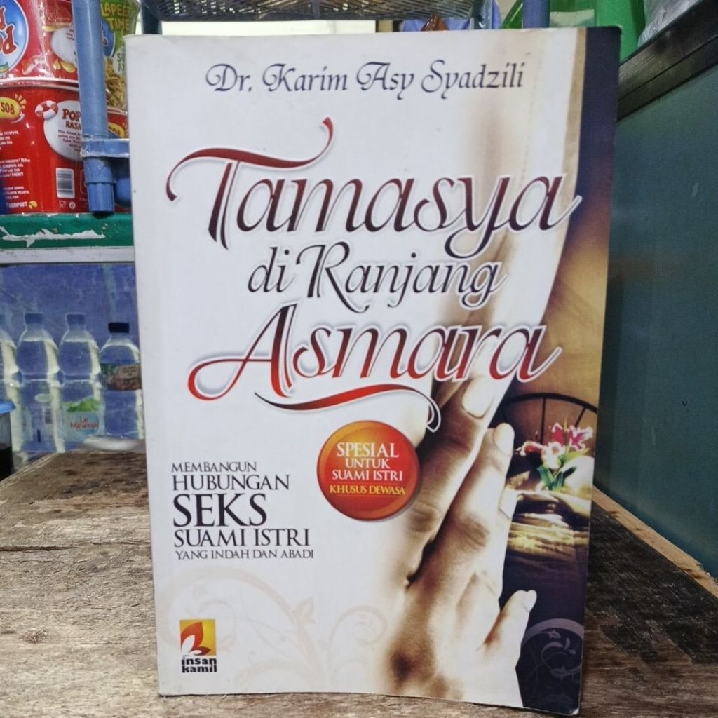 Tamasya di Ranjang Asmara" karya Dr. Karim Asy-Syadzili.