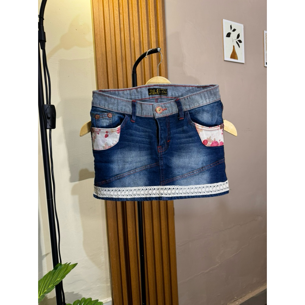 rok y2k vintage size kecil S lucu unik murah instant bali skirt jeans denim patch rework style gothi