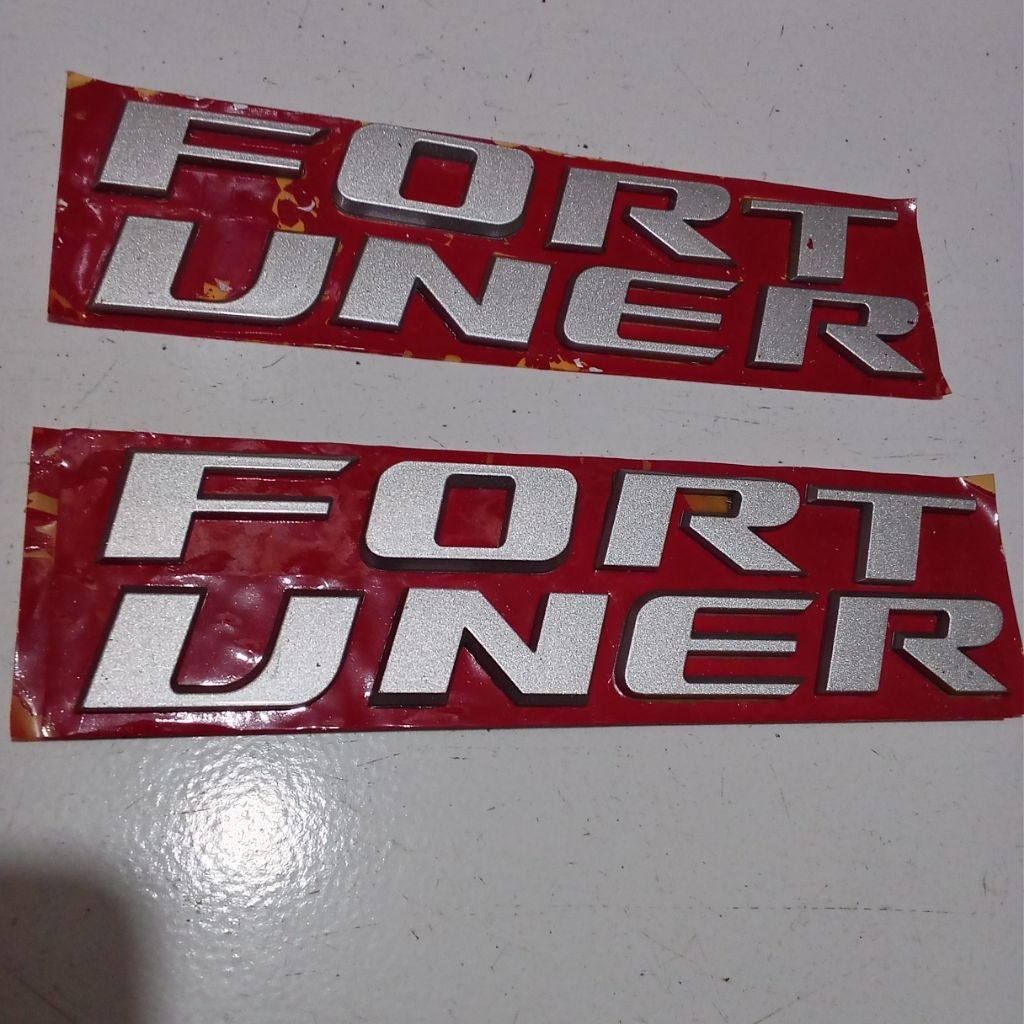 emblem tulisan fortuner silver bagasi
