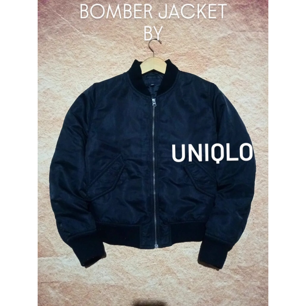 Uniqlo bomber jaket keren bahan tebal warna pekat second preloved