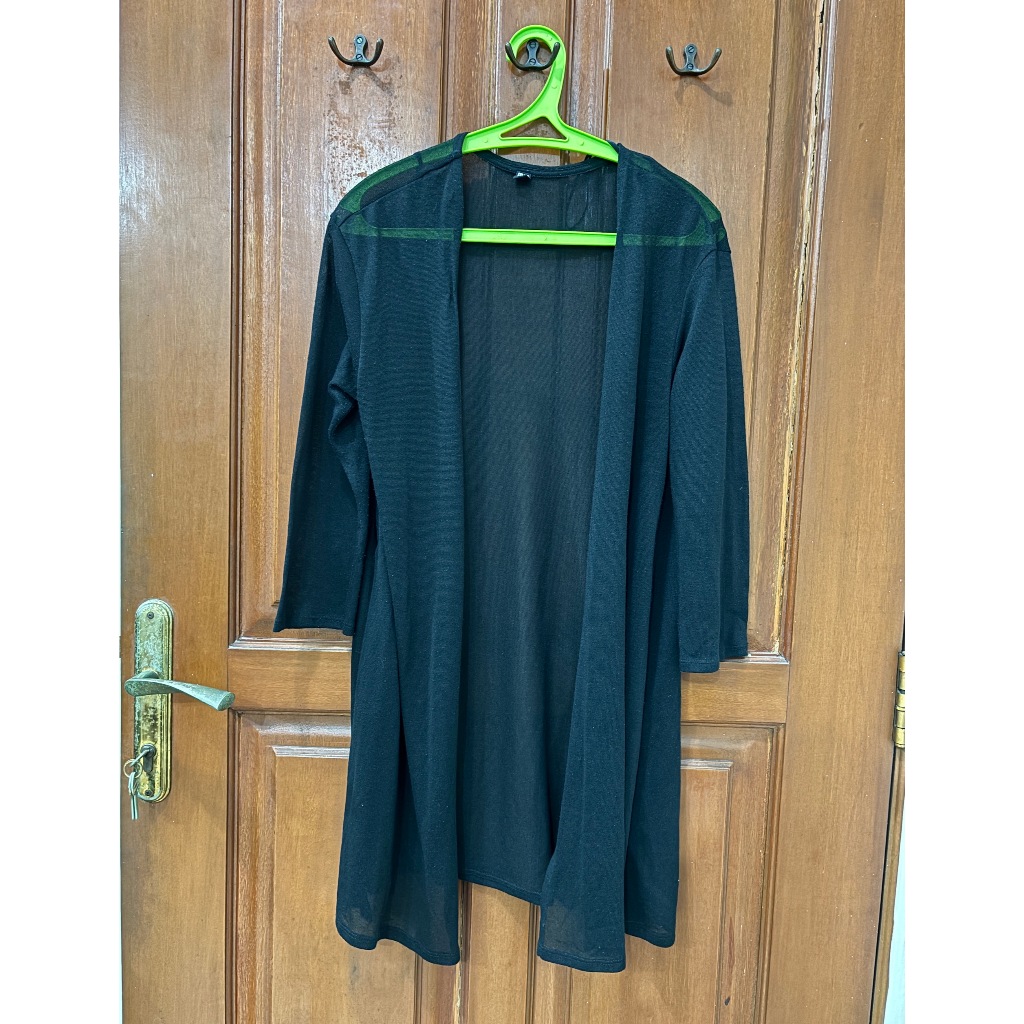 Uniqlo Outer Hitam Lengan Panjang