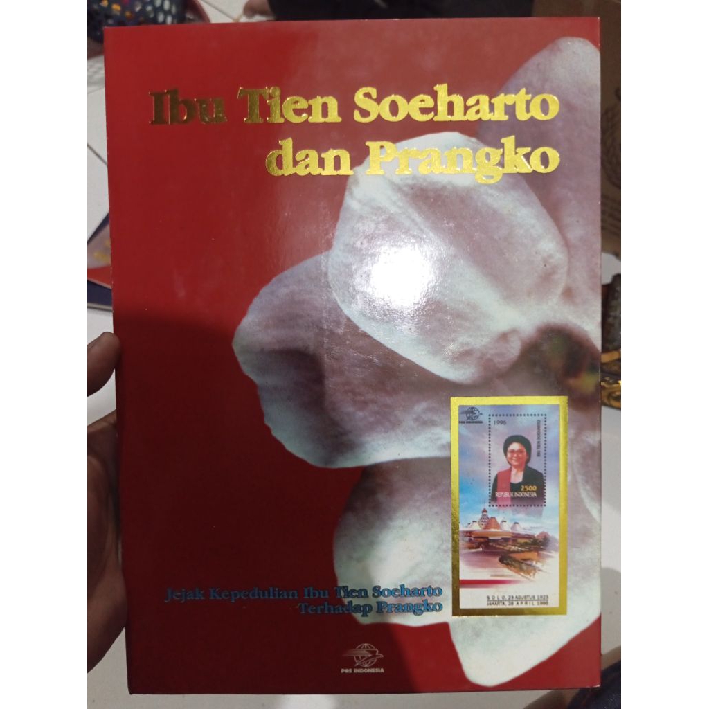 Kemasan Biografi Ibu Tien Soeharto dan Prangko