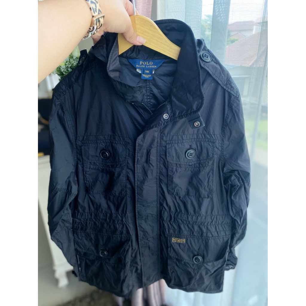 jaket running polo midel parka warna hitam. jaket running keren anak laki laki ganteng. jaket runnin