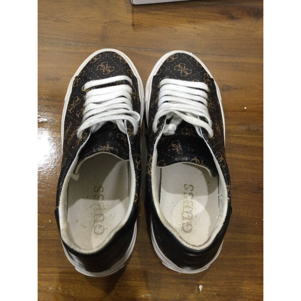 Sepatu Wanita Guess