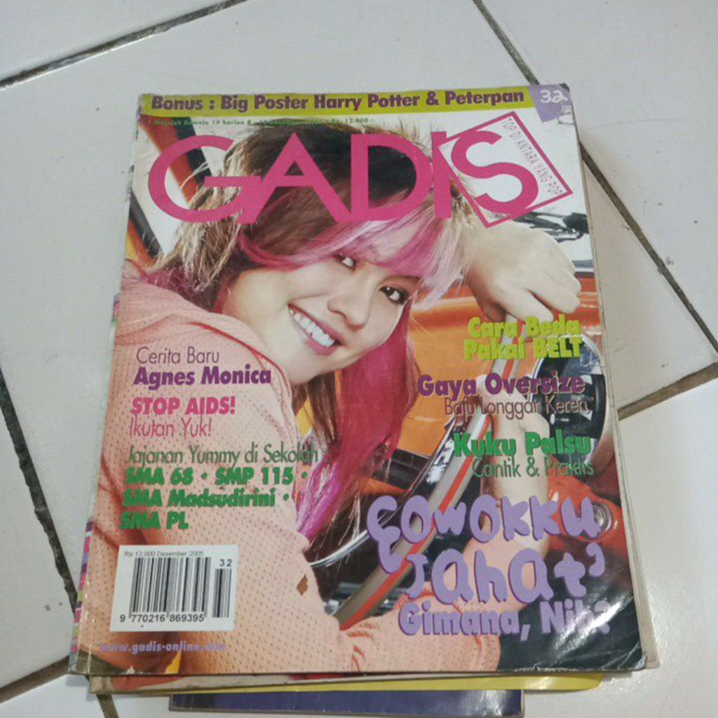 majalah gadis edisi Desember 2005 cover Agnes Monica