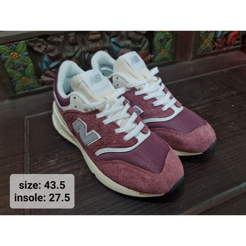 056. Sepatu Pria NB 997R Red Maroon
Size : 43.5
Insole : 27.5

Preloved
Leather Kulit Asli