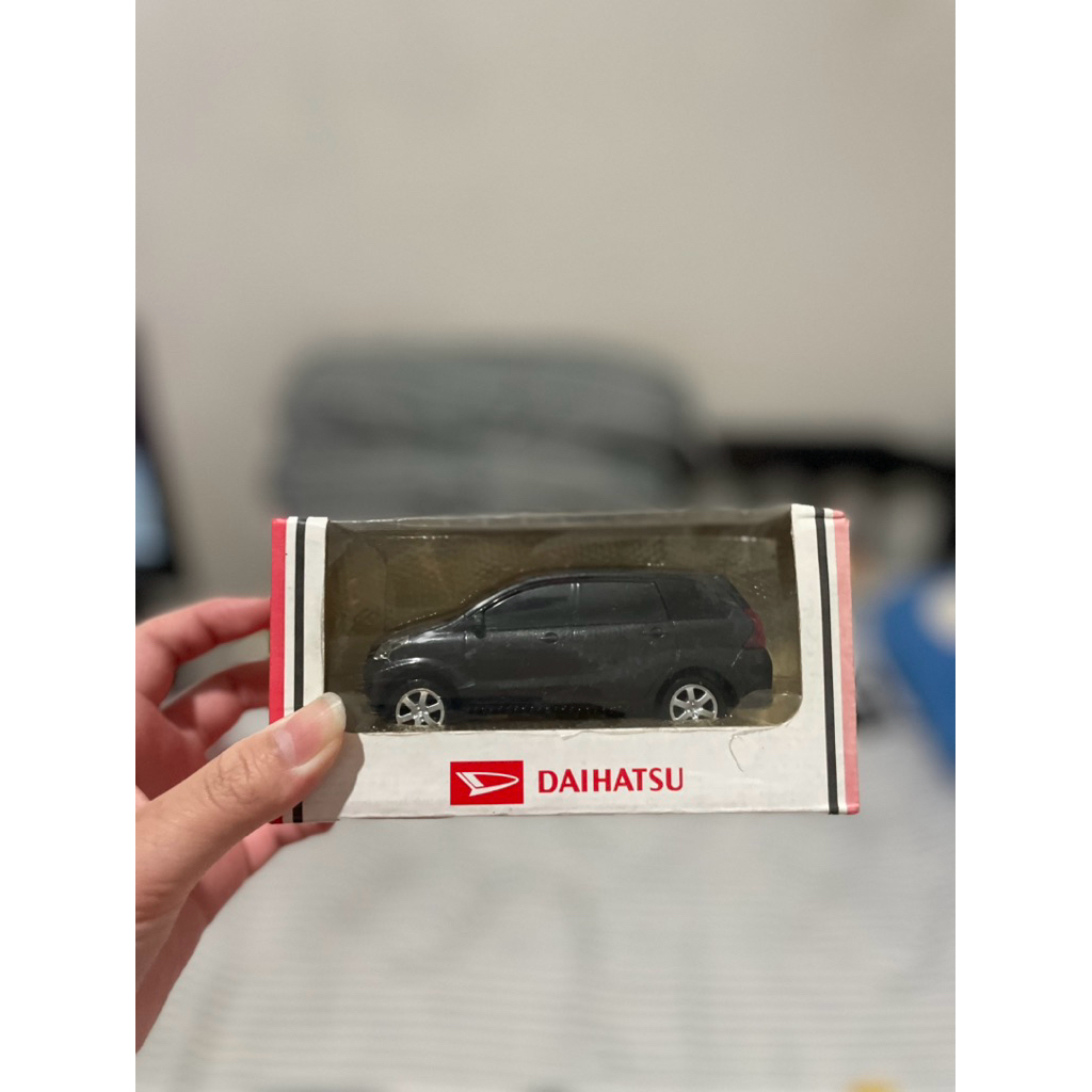 Diecast Daihatsu xenia black 1:36