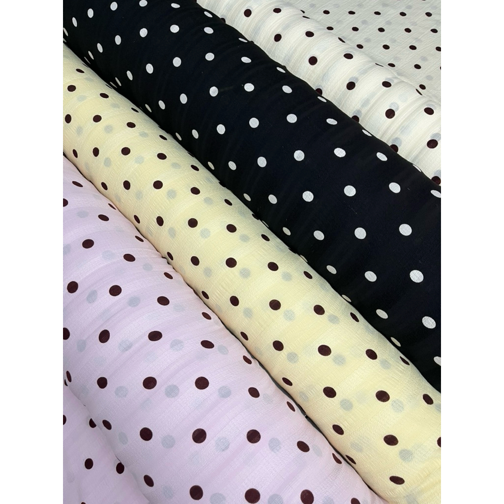 kain cringkle embos motif polkadot besar