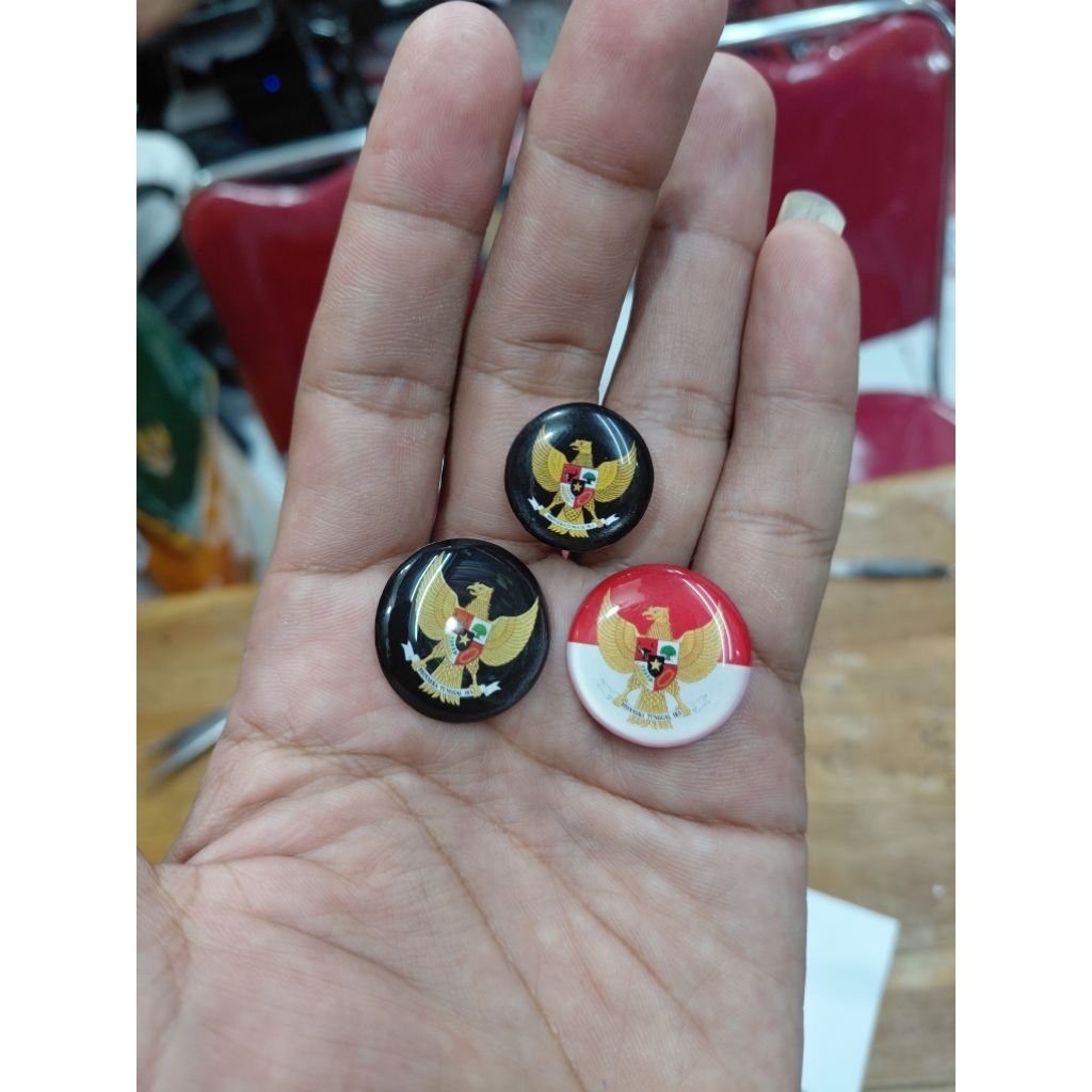 pin garuda bulat lapis resin