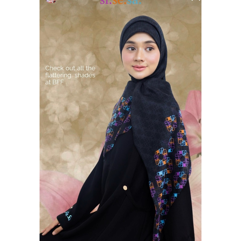 NWT scraf sisesa size medium black with swaro