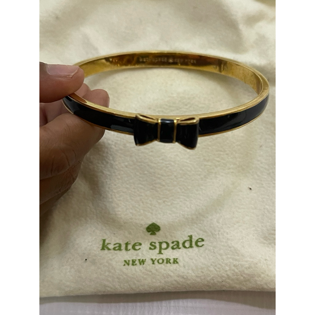 GELANG KATE SPADE NEW YORK ENAMELED BLACK RIBBON BANGLE