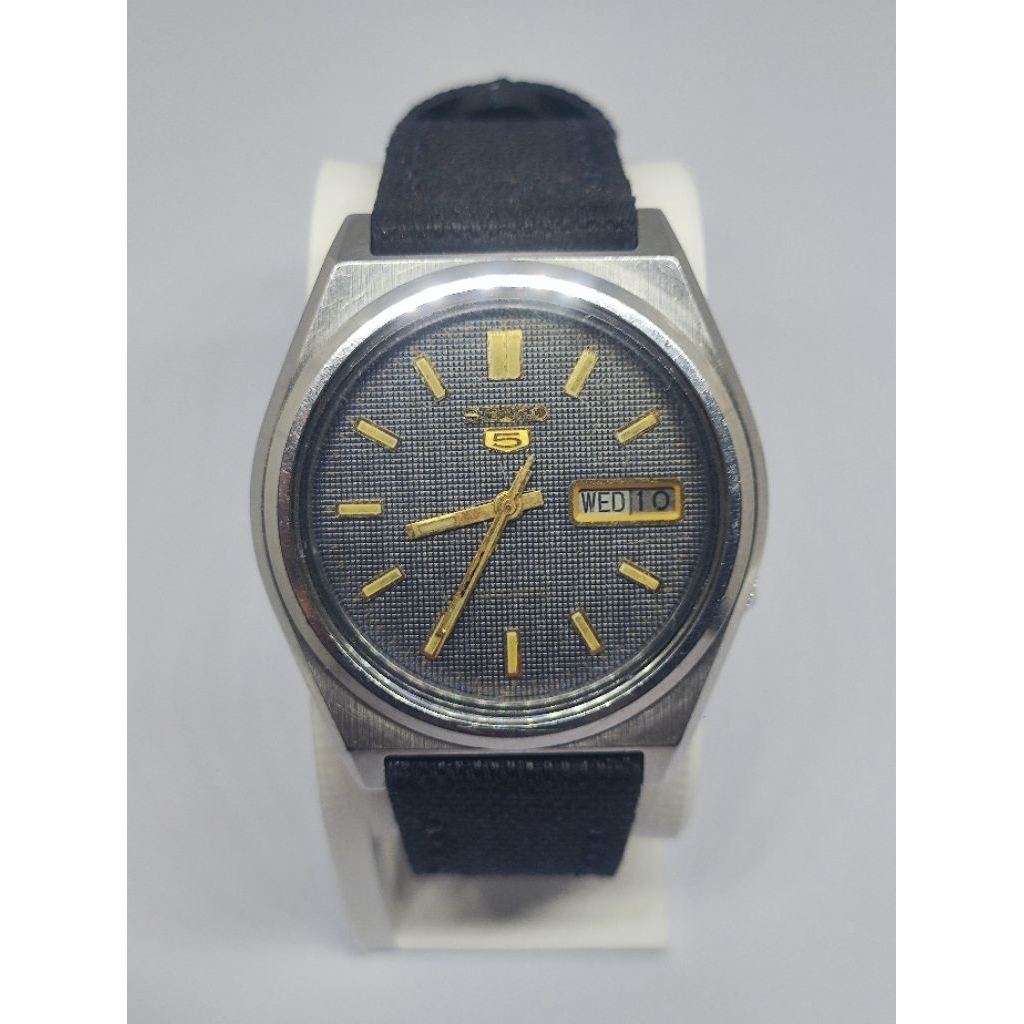 Seiko5 7009 876A tekstur dial