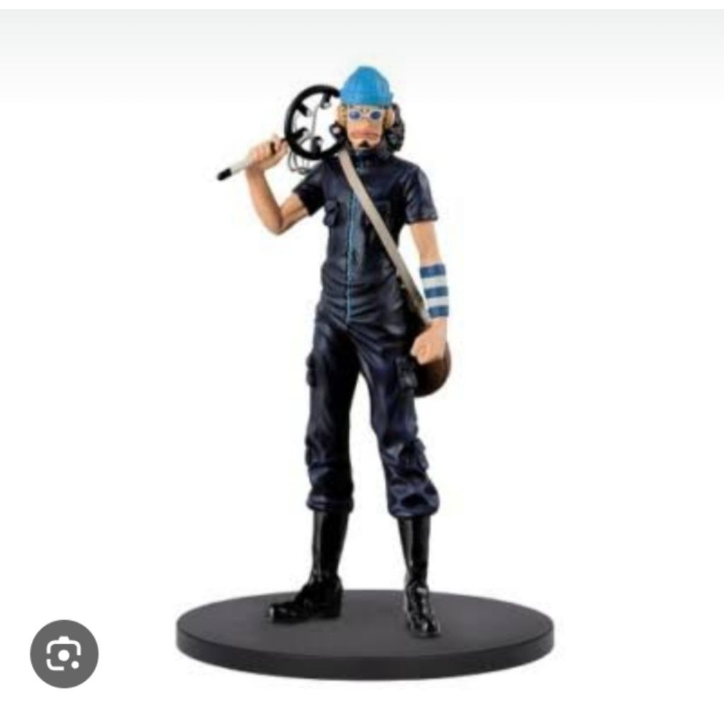 action figure usop baju hitam berdiri