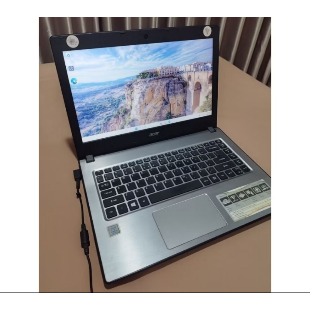 Acer E5 476G core i3 gen 7 ram 8 ssd 256 mulus