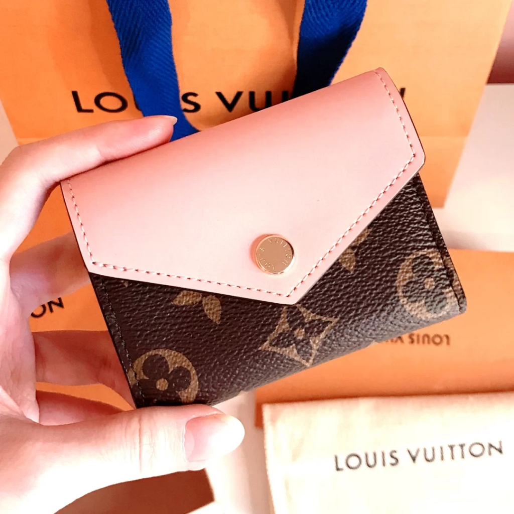 Dompet Louis Vuitton Zoe M62933 bekas dari Prancis, berbahan kanvas Monogram khas LV dengan interior