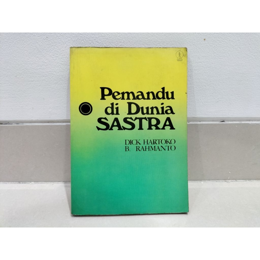 Buku Pemandu di Dunia Sastra, karya Dick Hartoko