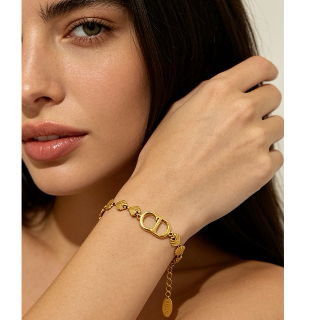 Gelang Wanita Titanium Motif Dior Kerang Anti Karat Gold - Desain Elegan, Tahan Lama, Aman untuk Kul