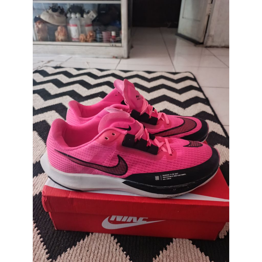 Sepatu lari Nike Air Zoom Rival Fly 3 ini memiliki warna cerah Hyper Pink dengan detail hitam yang k