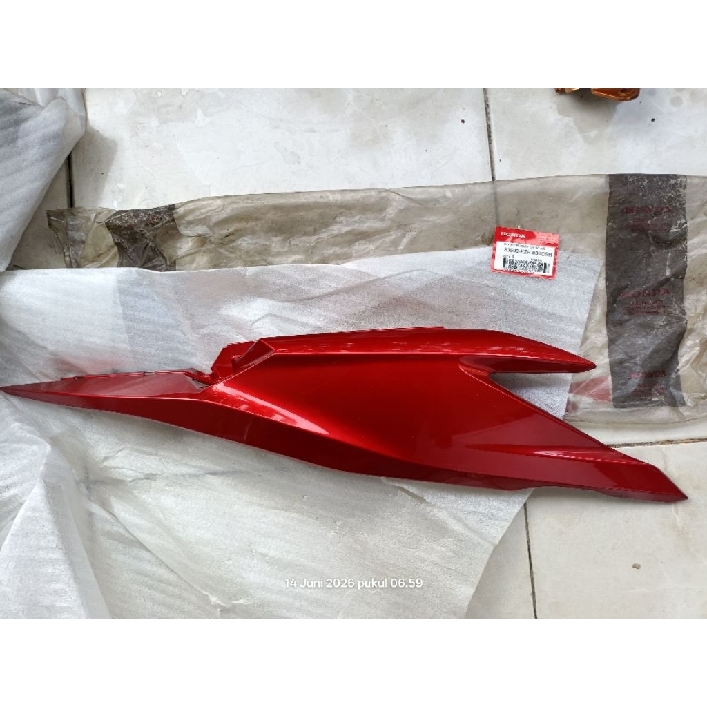 cover bodi belakang kanan R Honda Vario 125  warna merah maroon 83500 kzr 600 CSR original AHM