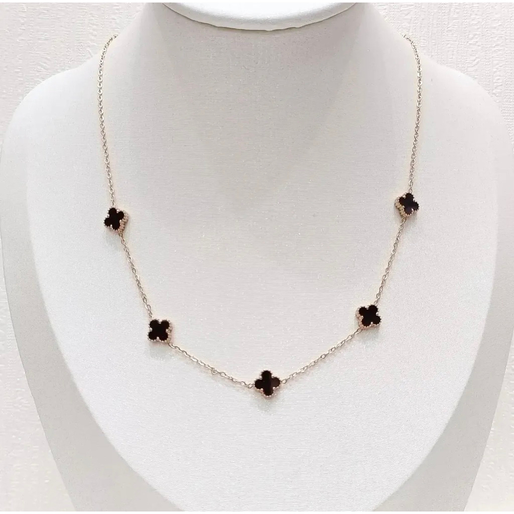 Kalung titanium rantai tipis vc bunga clover hitam bolak balik