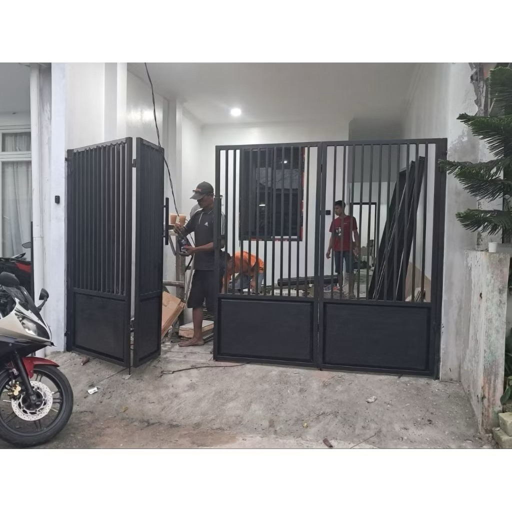 PINTU LIPAT BESI MINIMALIS