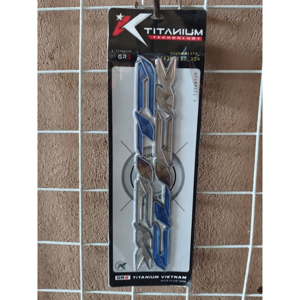 EMBLEM TITANIUM CLICK