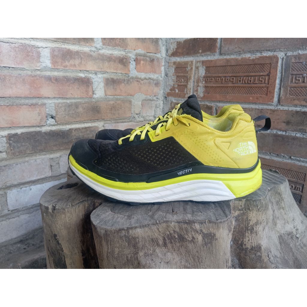 sepatu trail run TNF