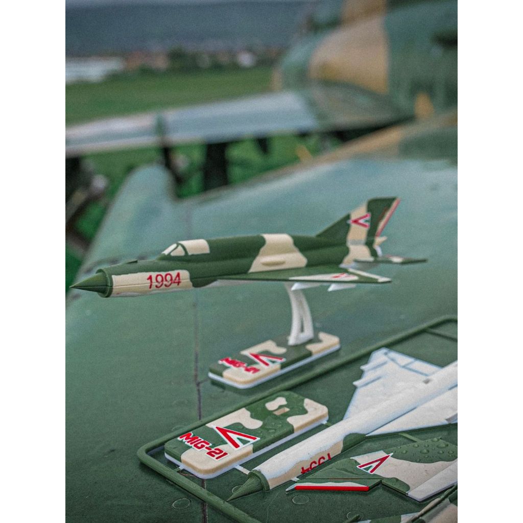 Miniatur Pesawat / Kit Card Hunaf MIG-21 (3D)