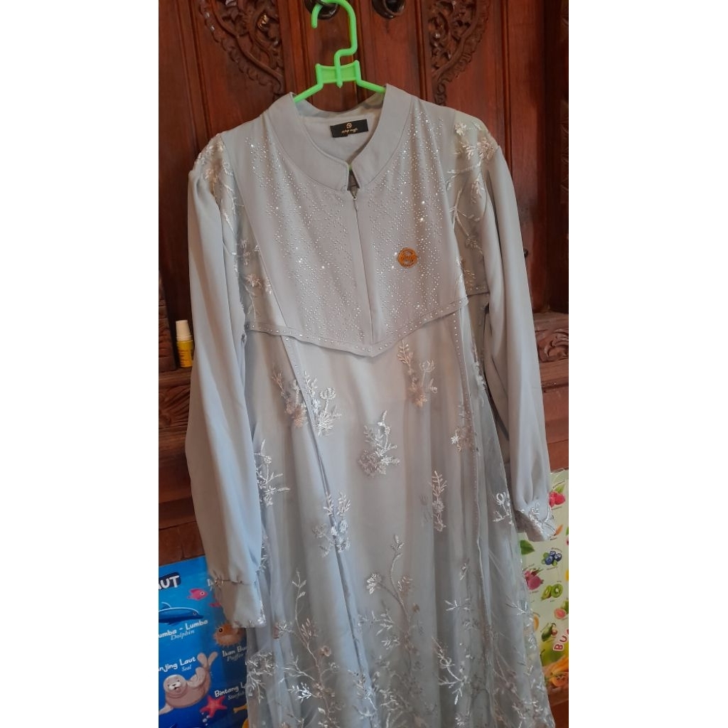 gamis brokat abu abu
