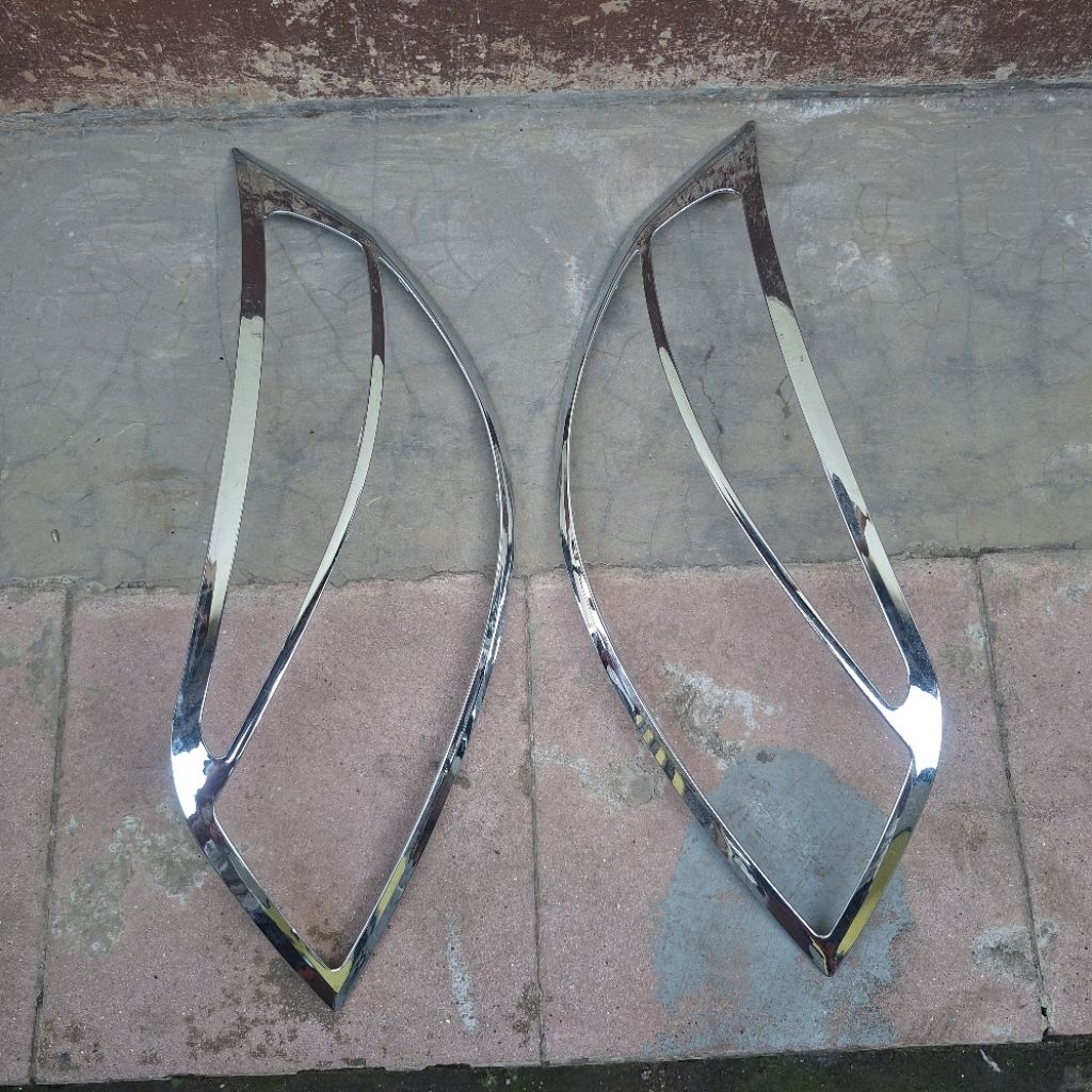 Garnish Headlamp Lampu Depan Rush Terios 2008-2014
